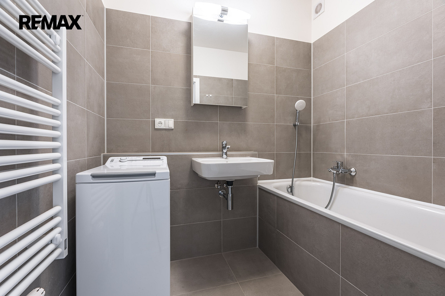 Pronájem bytu 2+kk 38 m² — photo 2