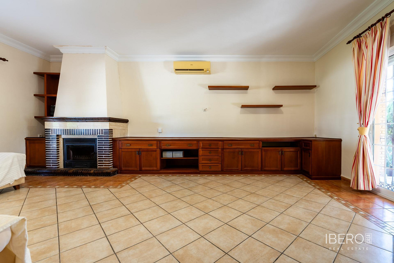 Prodej domu 1 685 m² s pozemkem 1 400 m² — photo 2