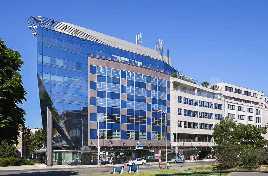 Pronájem kanceláře 528 m²