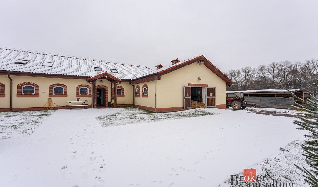 Unikátní prodej jezdeckých stájí u Prahy, Nučice – náhled fotky 6