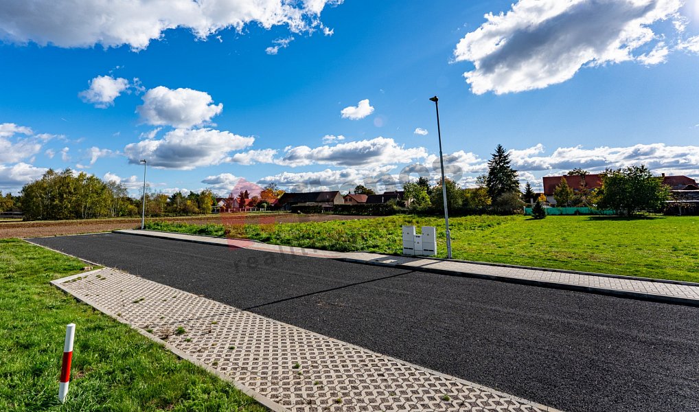 Prodej stavebního pozemku 1 884 m², Káraný – náhled fotky 2