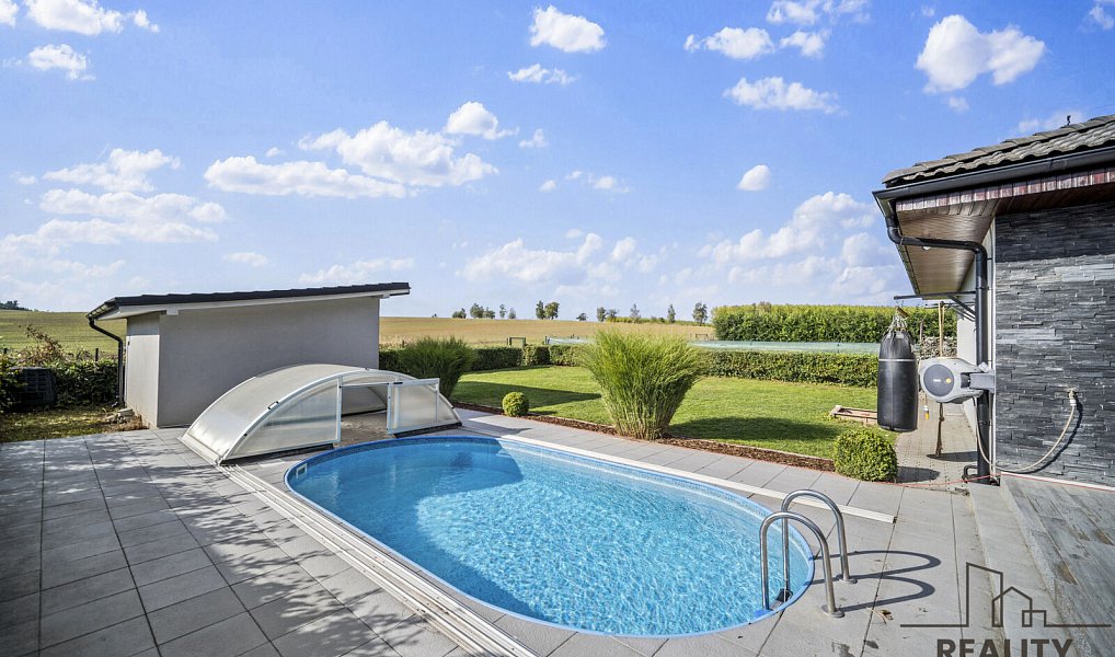 Prodej domu 200 m² s pozemkem 1 061 m², Choltice – náhled fotky 3
