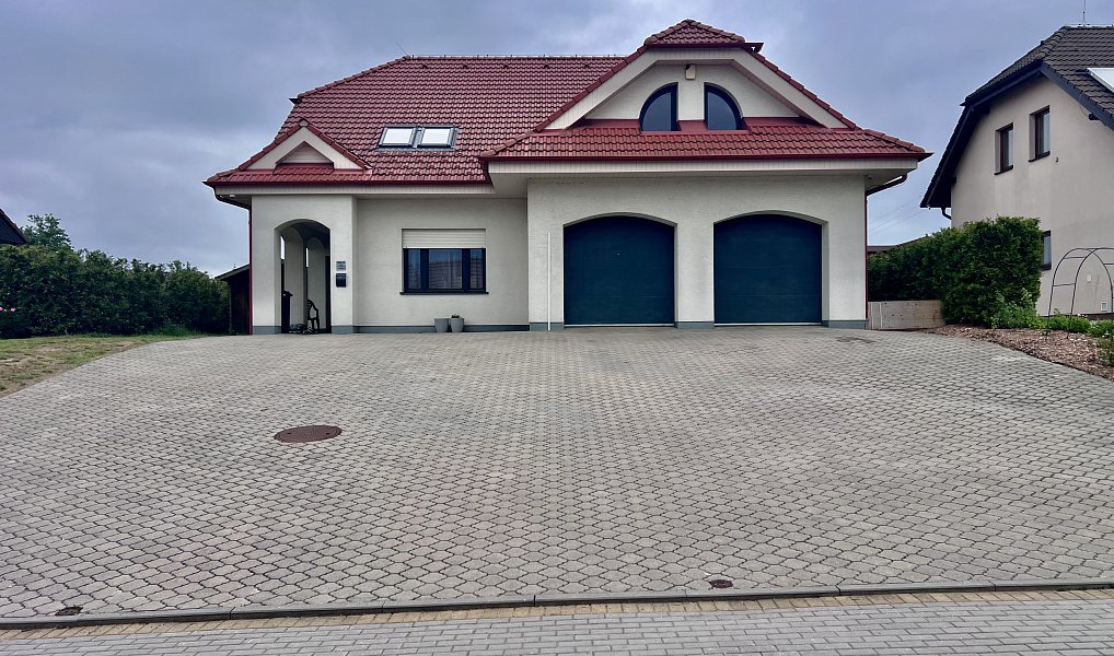 Prodej domu 229 m² s pozemkem 1 404 m², Blansko – náhled fotky 2