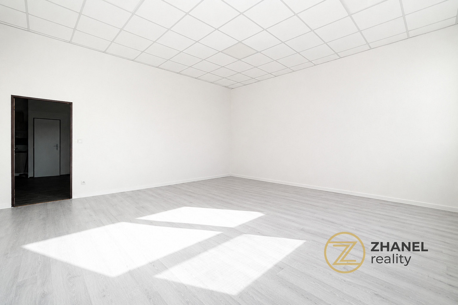 Pronájem kanceláře 200 m² – fotografie 5