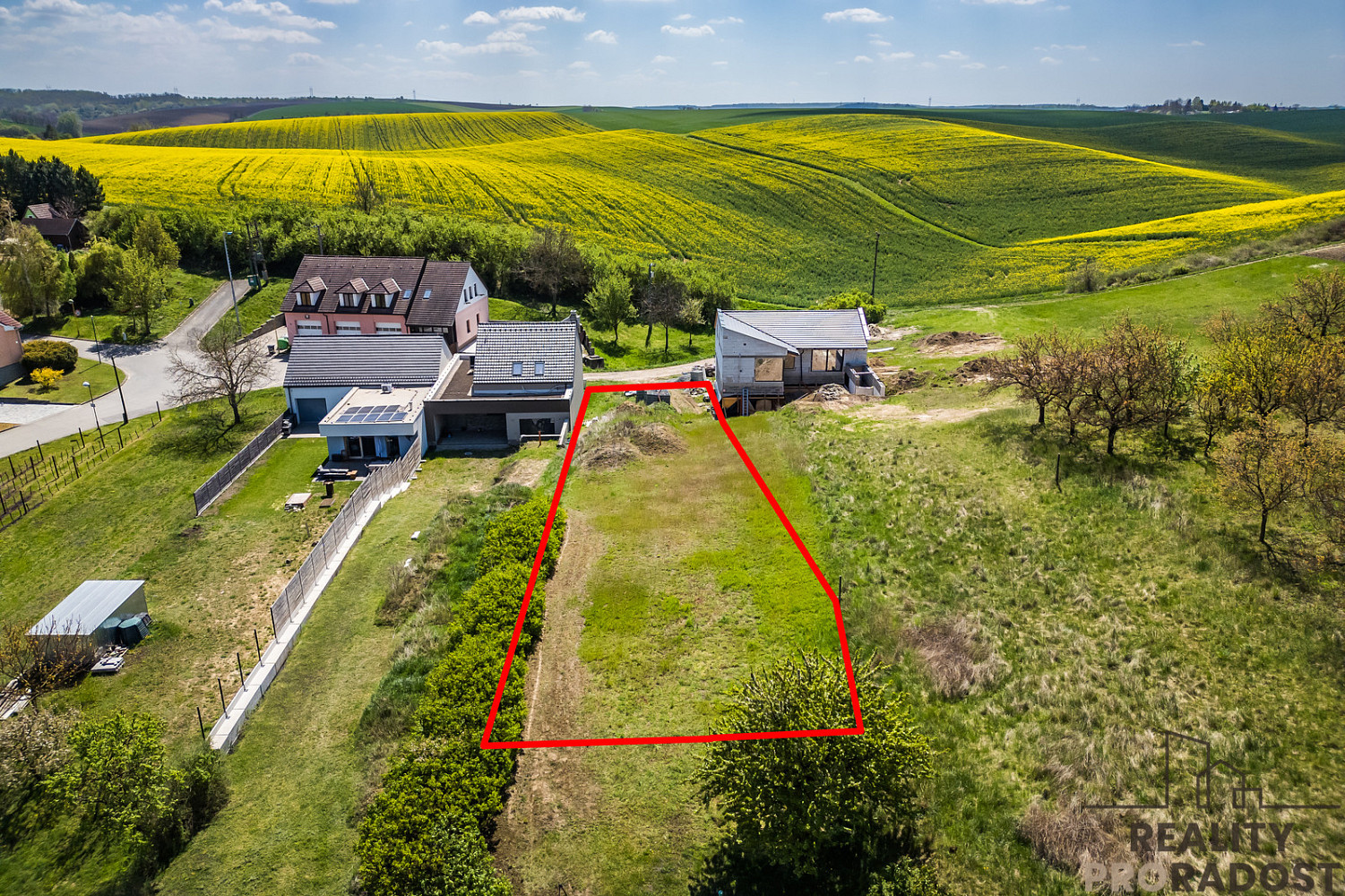 Prodej stavebního pozemku 928 m² – fotografie 2