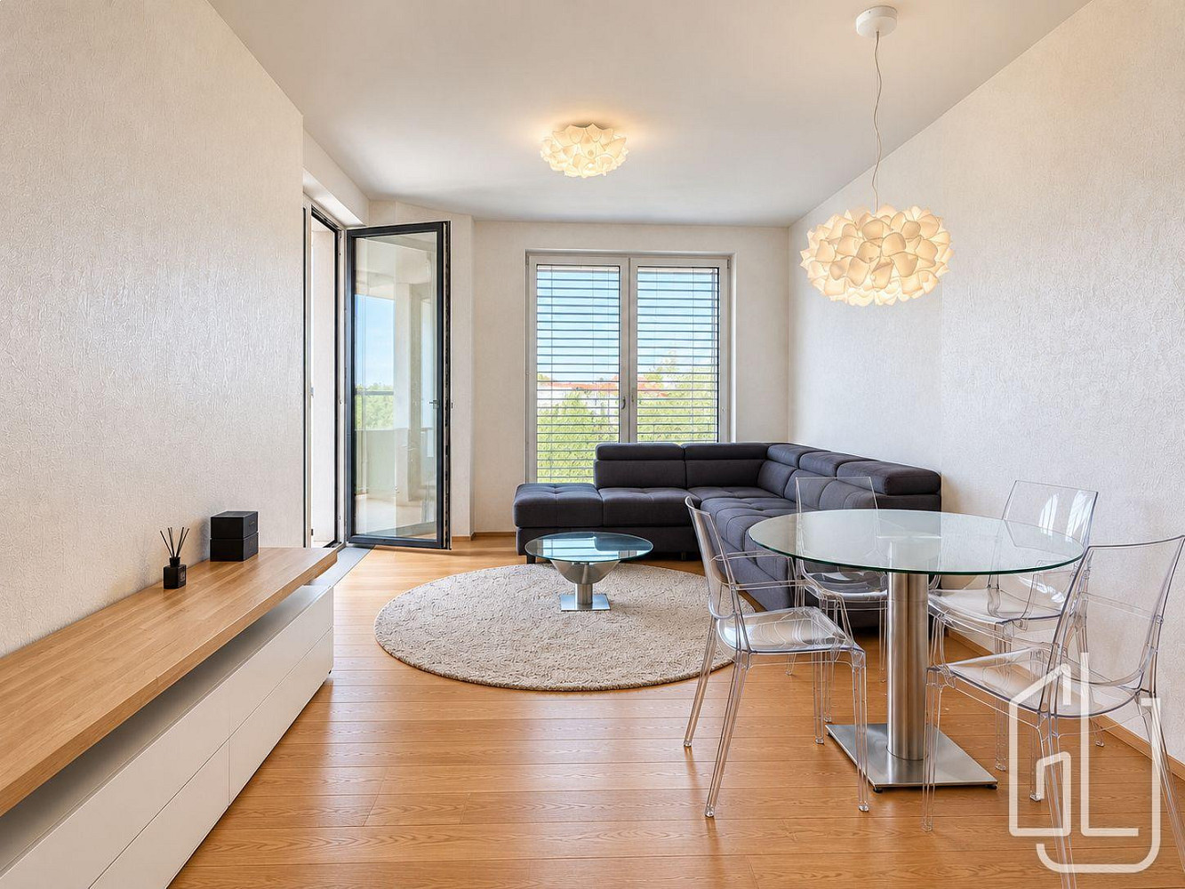 Pronájem bytu 2+kk 61 m² – fotografie 2