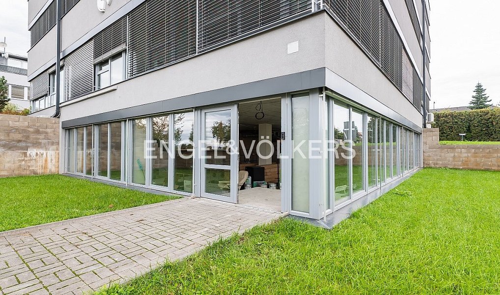 Pronájem obchodních prostor 260 m², Jesenice – náhled fotky 2
