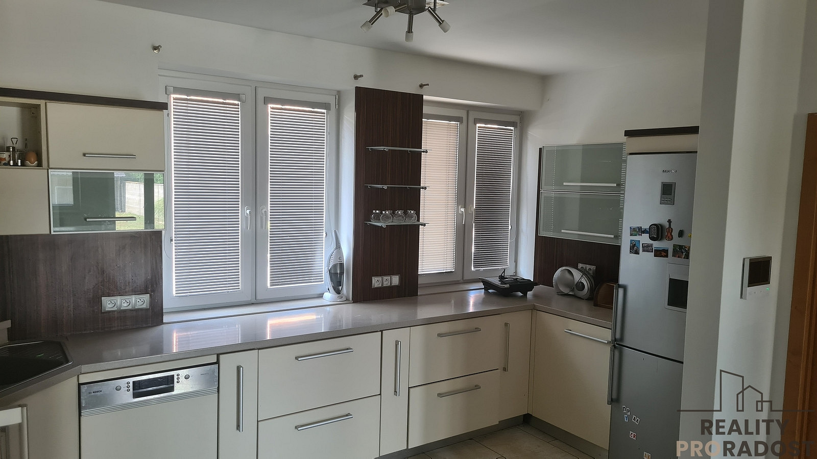 Pronájem domu 210 m² s pozemkem 500 m² – fotografie 2