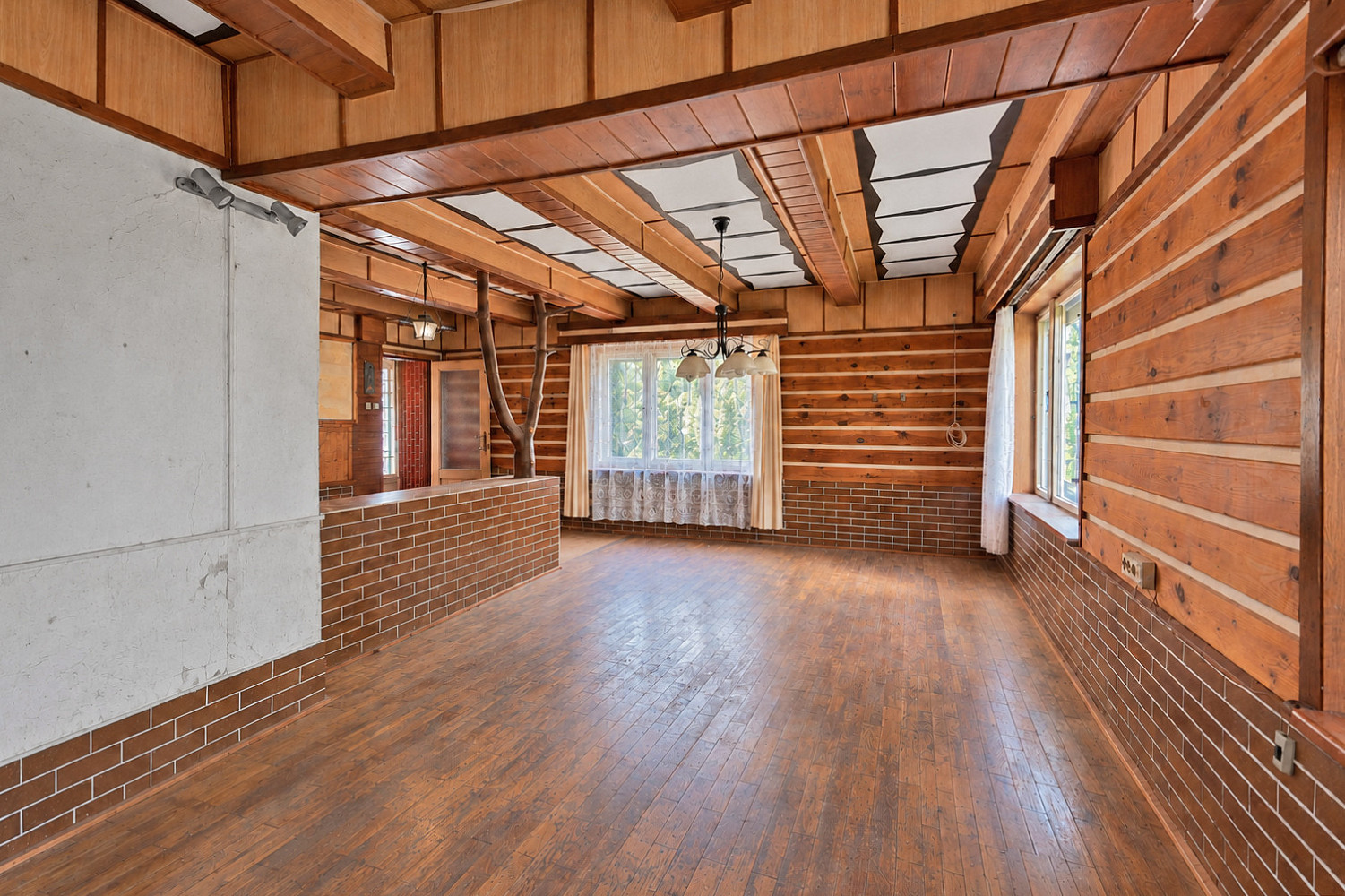 Prodej domu 223 m² s pozemkem 3 747 m²