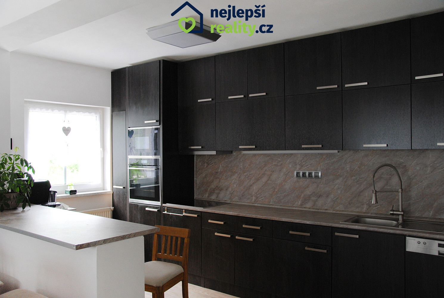 Prodej domu 450 m² s pozemkem 1 561 m²