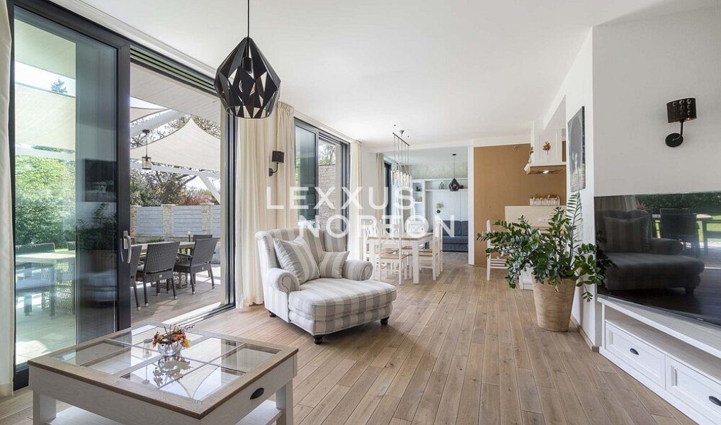 Prodej domu 199 m² s pozemkem 599 m², Ohrobec – fotka 1 z 18