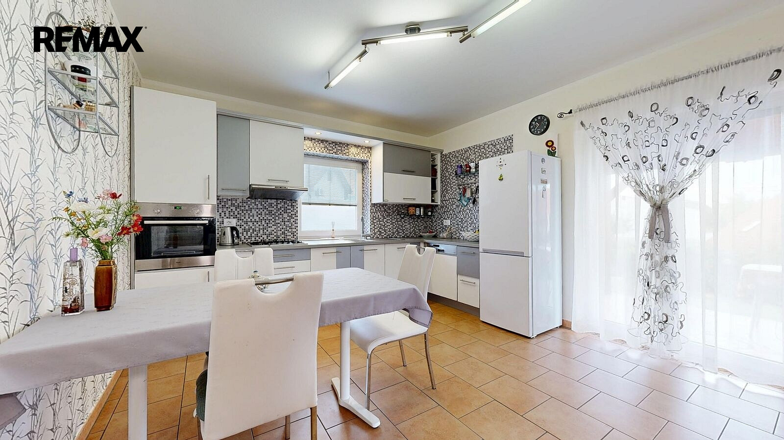 Prodej domu 182 m² s pozemkem 615 m² – fotografie 2