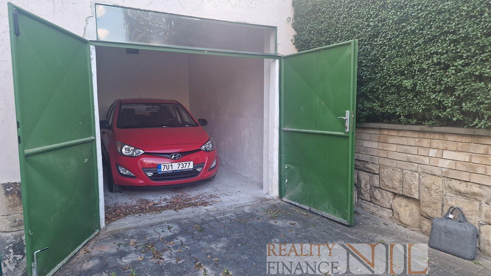 Nabízíme k prodeji pěknou prostornou garáž