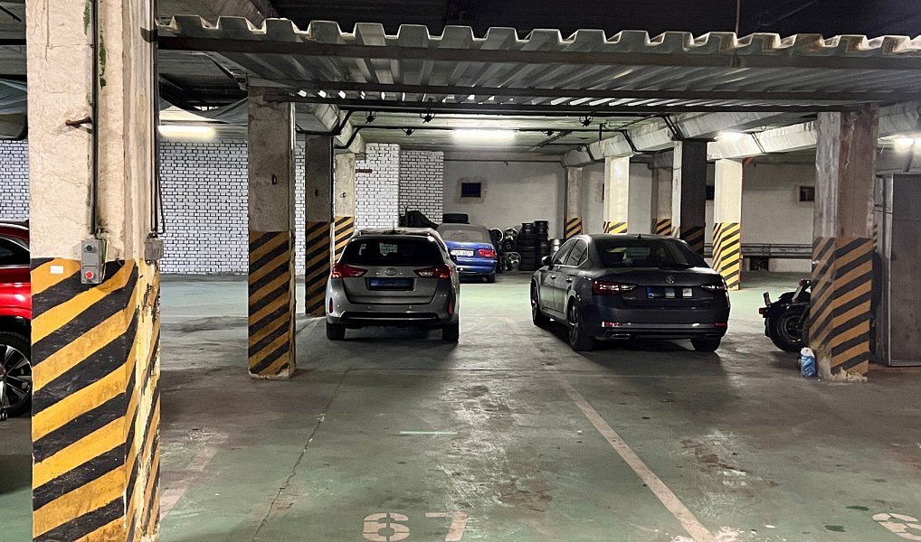 Parkovací stání v kryté garáži Praha 3, ul. Buková (2 200 Kč / měsíc), Praha – náhled fotky 3