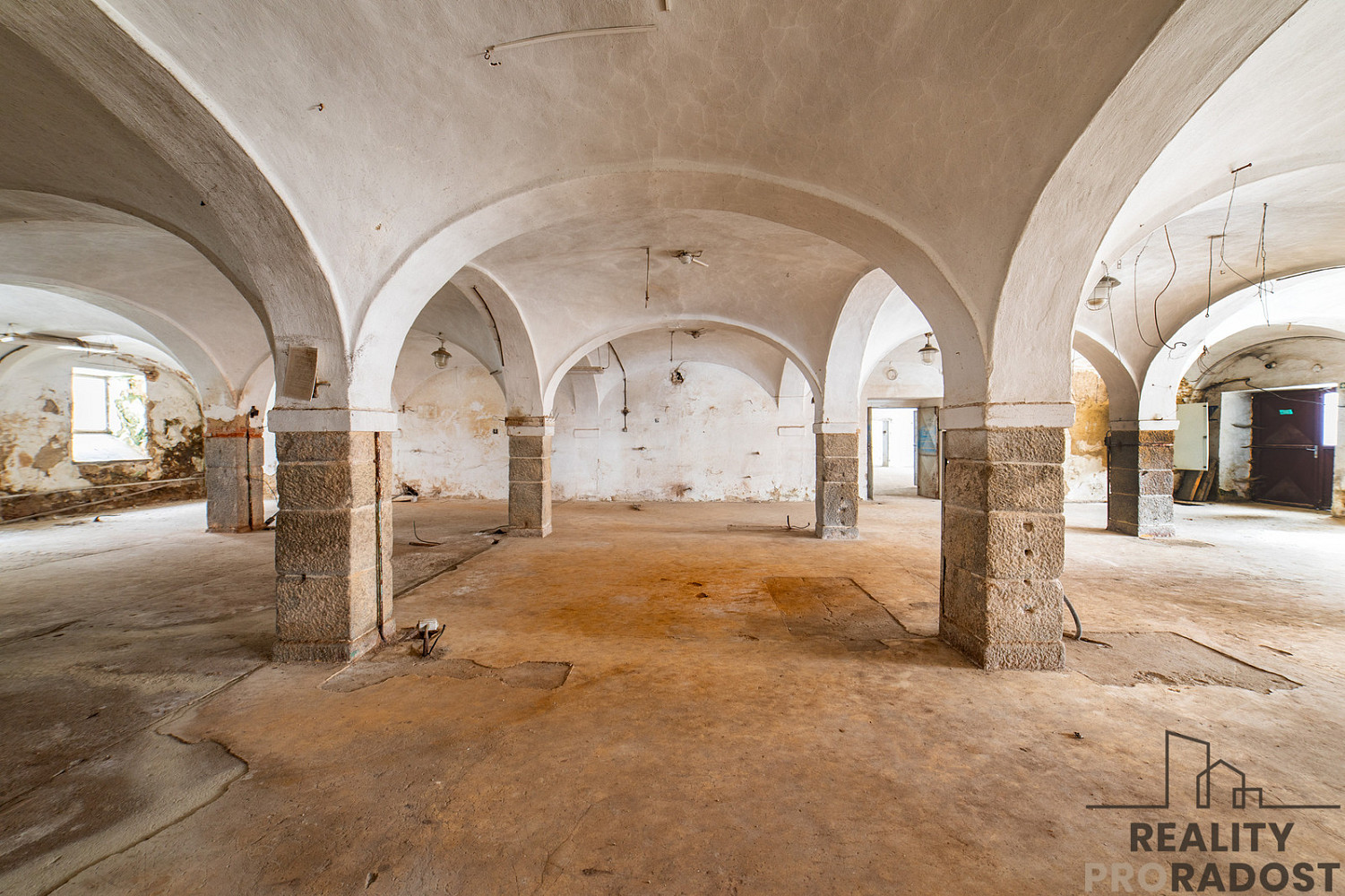 Prodej komerčního objektu (jiného typu) 1 906 m² – fotografie 2