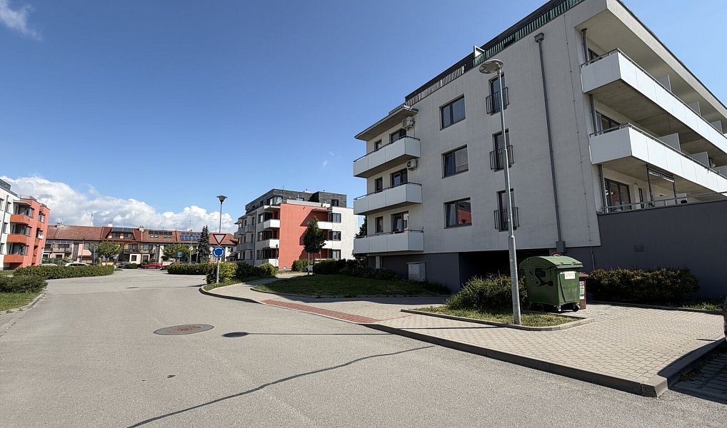 Prodej garážového stání na sídlišti Zelnice ve Slavkově u Brna., Slavkov u Brna – náhled fotky 3