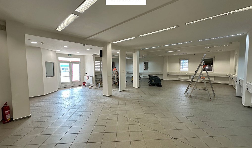Pronájem obchodních prostor 449 m², Nupaky – náhled fotky 3