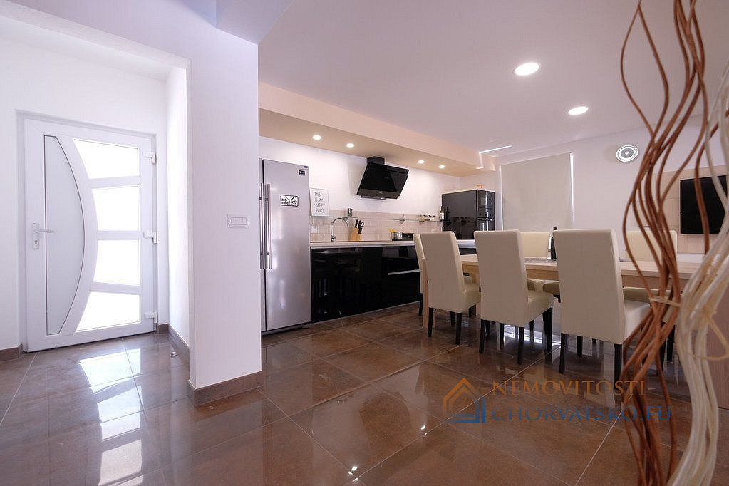 Prodej domu 220 m² s pozemkem 615 m² - Widok 6
