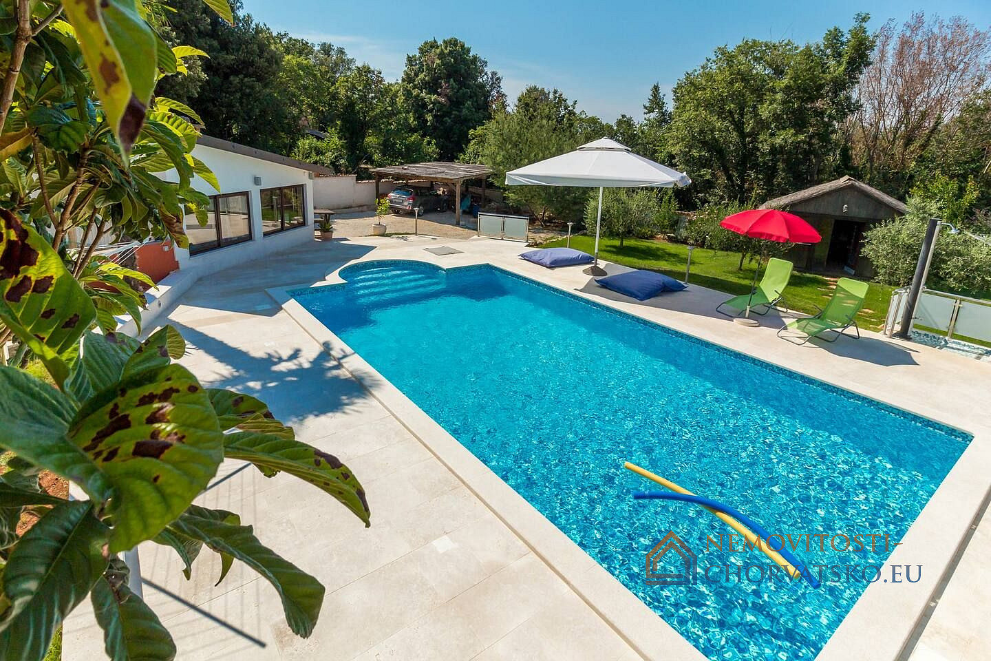 Prodej domu 500 m² s pozemkem 3 510 m² - View 2