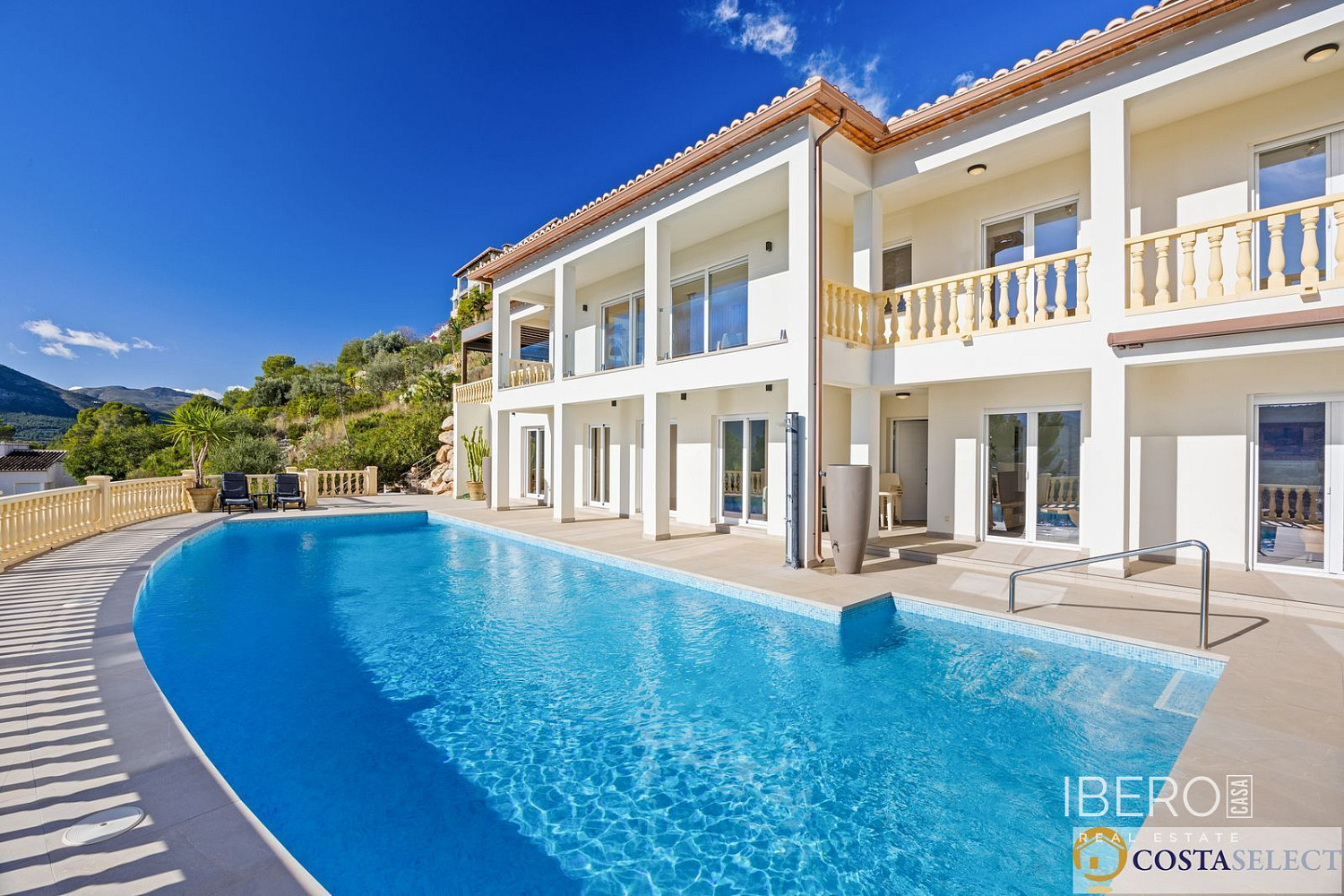 Prodej domu 429 m² s pozemkem 2 300 m²