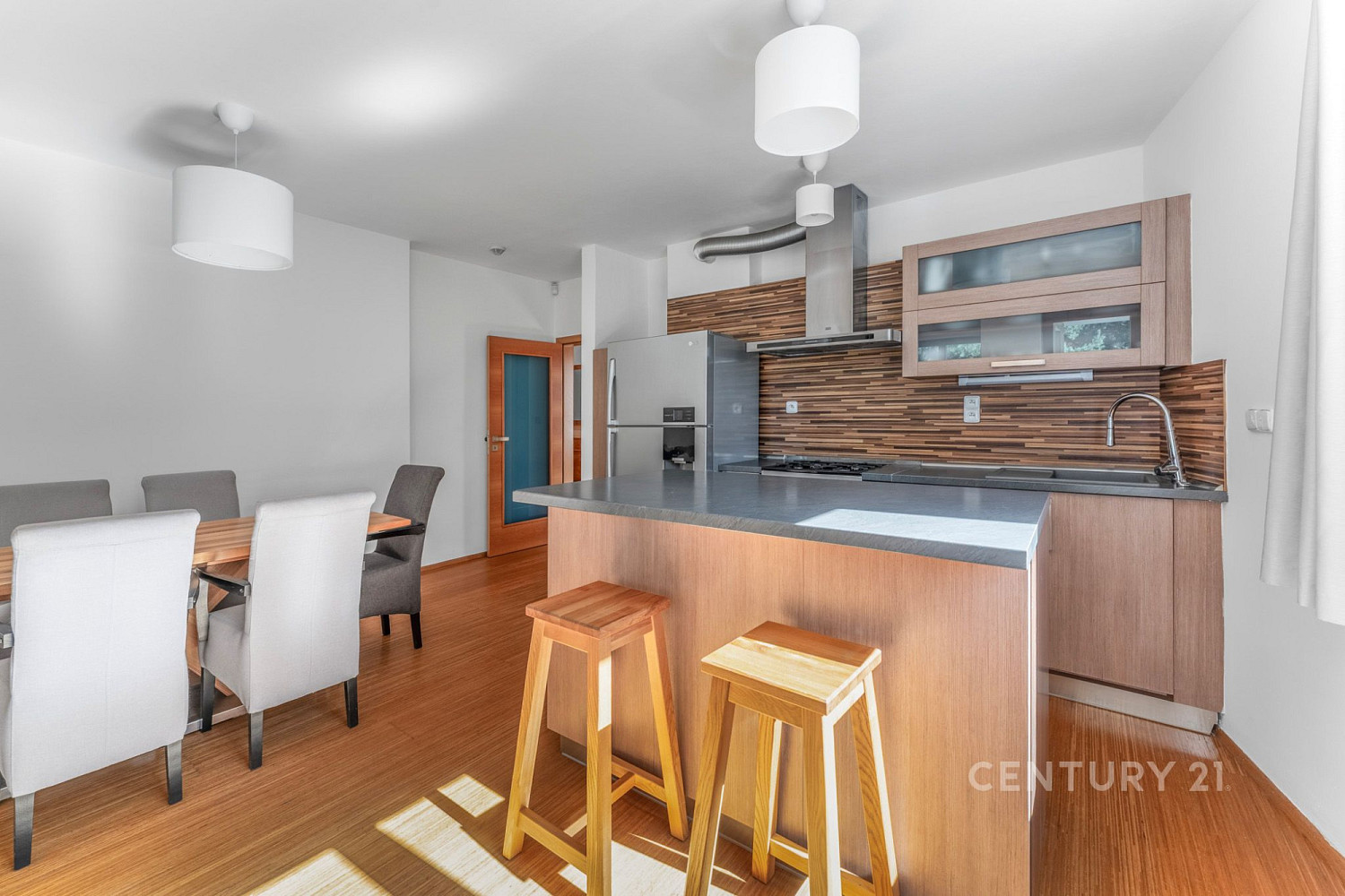 Pronájem bytu 3+kk 68 m² – fotografie 2