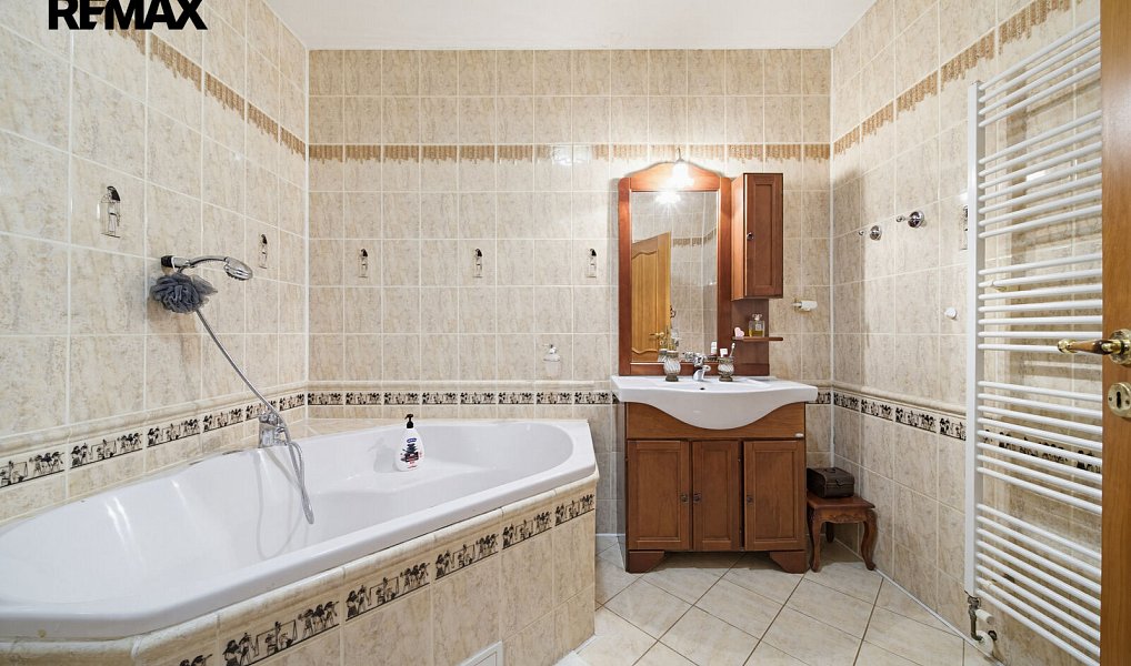 Prodej domu 217 m² s pozemkem 1 818 m², Louny – náhled fotky 22