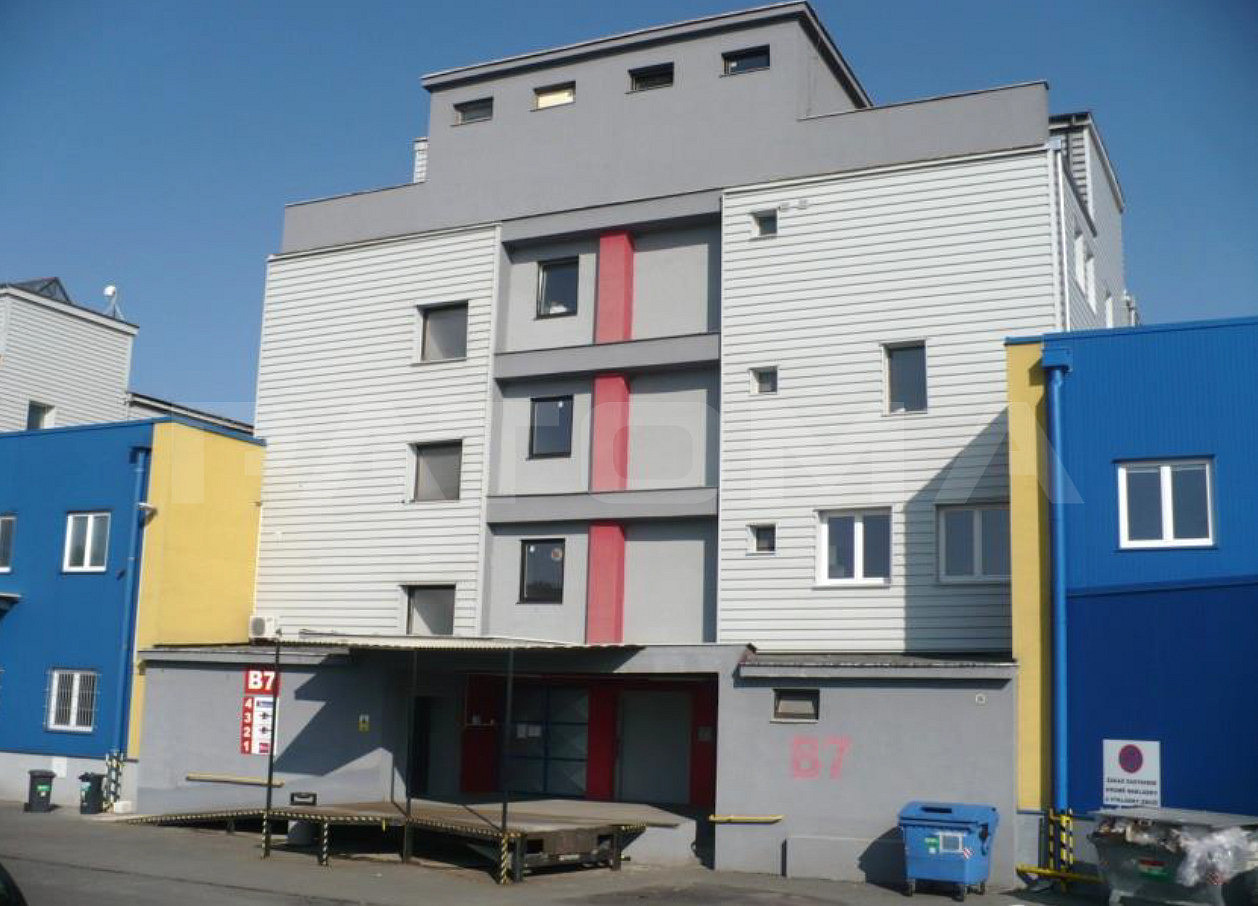 Pronájem skladovacích prostor 903 m²