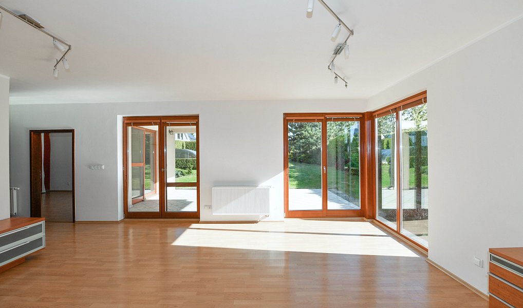 Prodej domu 270 m² s pozemkem 654 m², Jesenice – náhled fotky 2