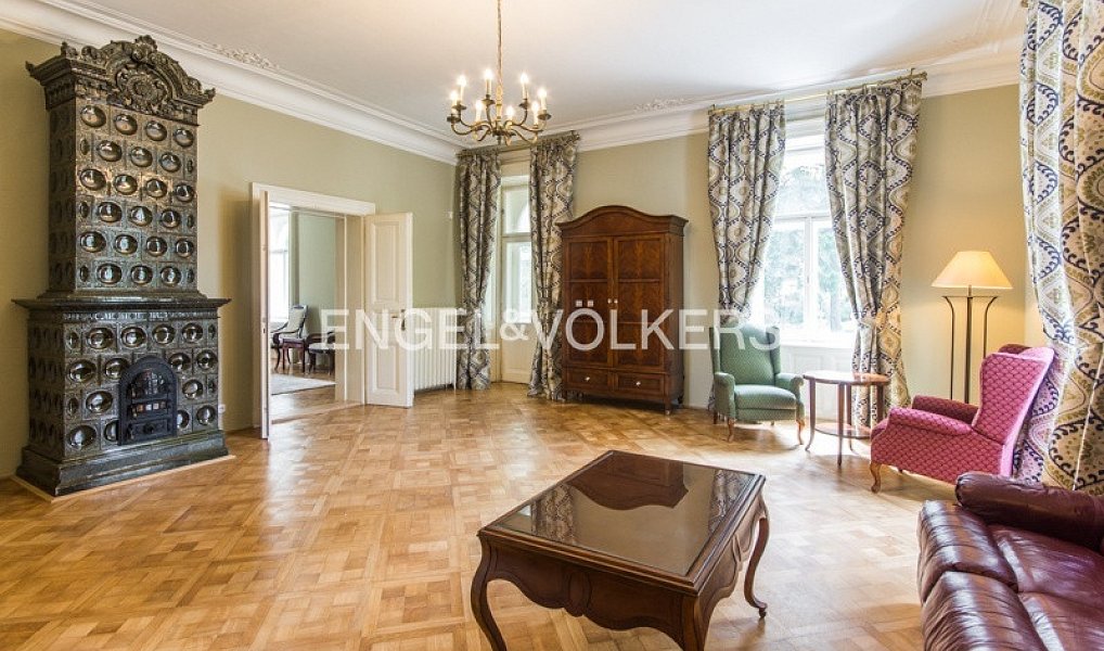 Pronájem domu 827 m² s pozemkem 7 900 m², Praha – fotka 1 z 14