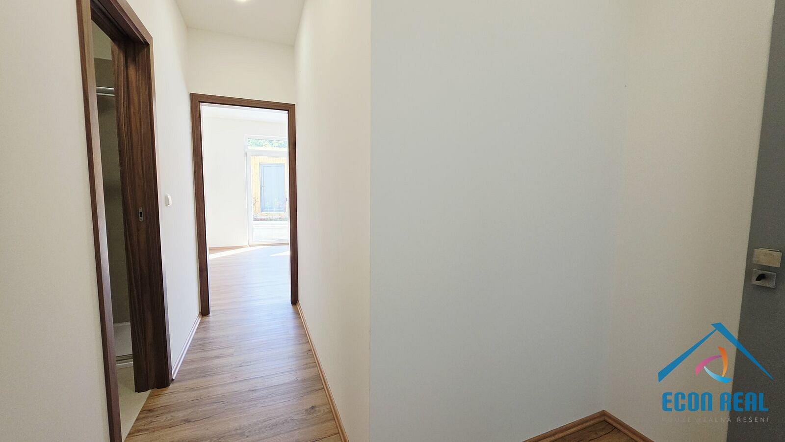 Pronájem kanceláře 55 m² — photo 3