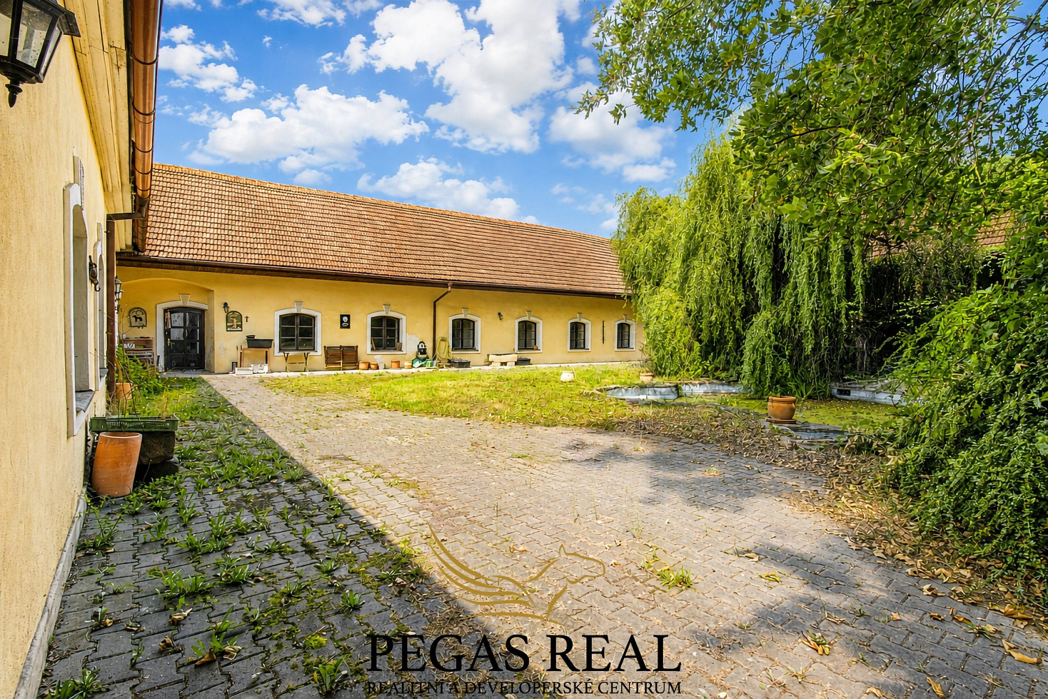 Prodej domu 1 006 m² s pozemkem 2 451 m² – fotografie 2