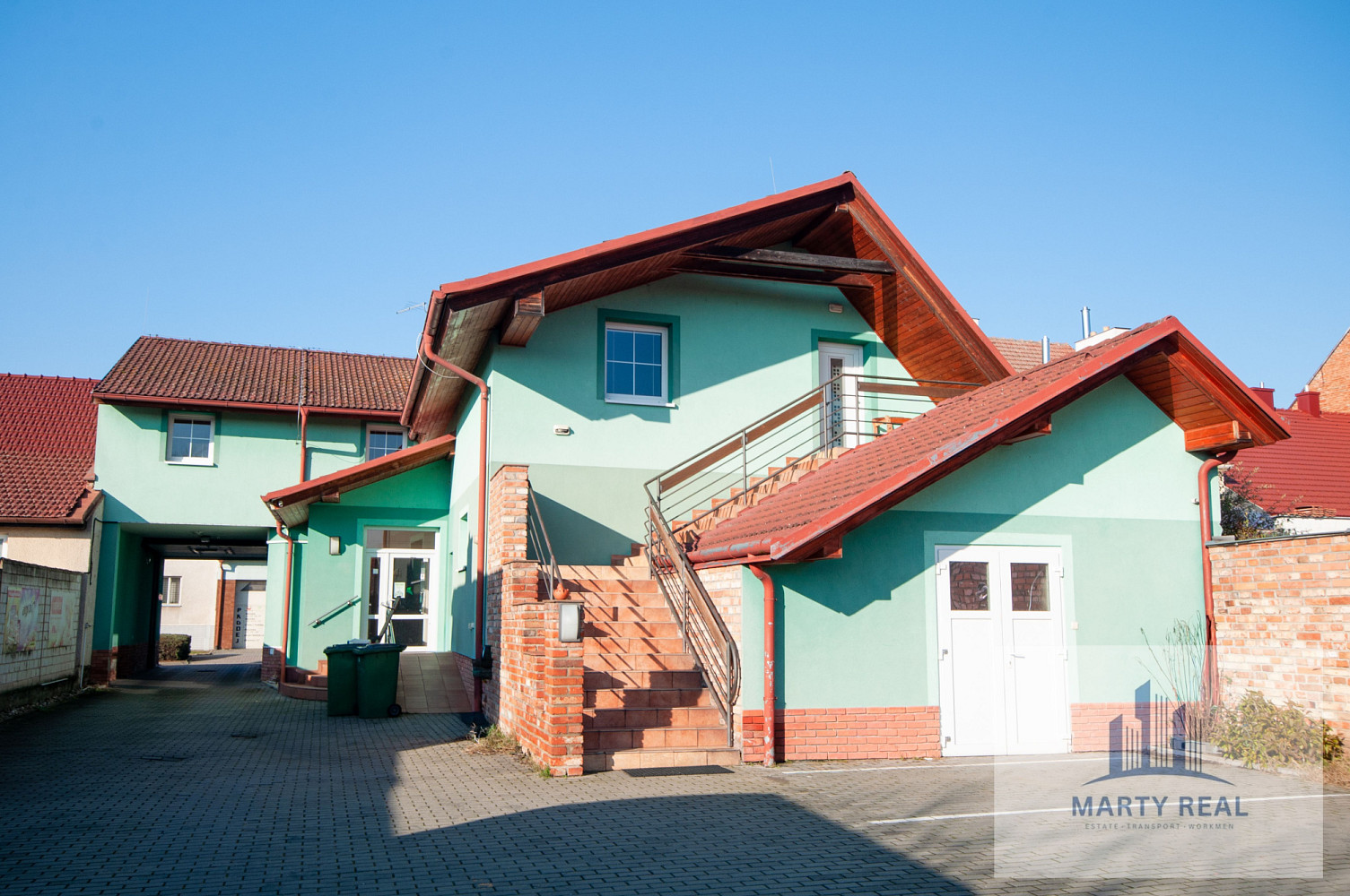 Prodej domu 312 m² s pozemkem 579 m² – pohled 2