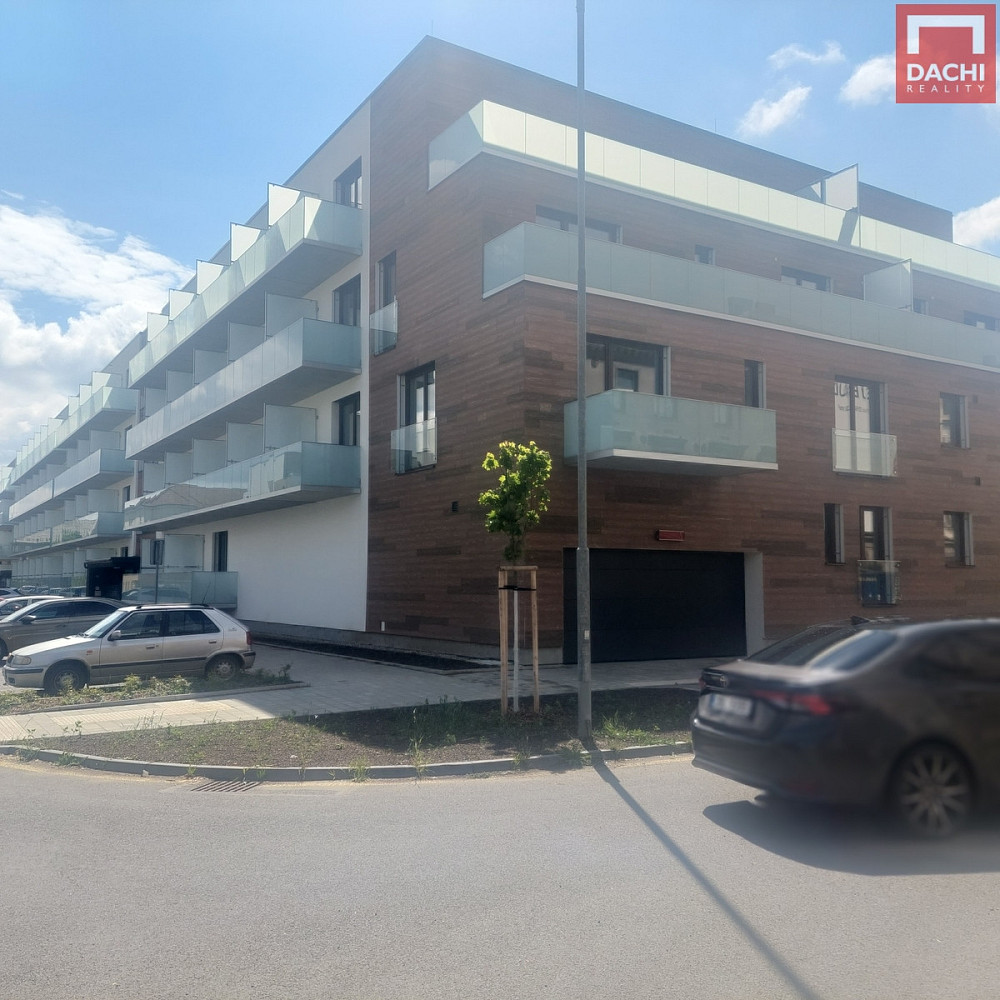 Nabízíme k pronájmu garážové stání na ulici třída jiřího pelikána v obci olomouc, konkrétně v části