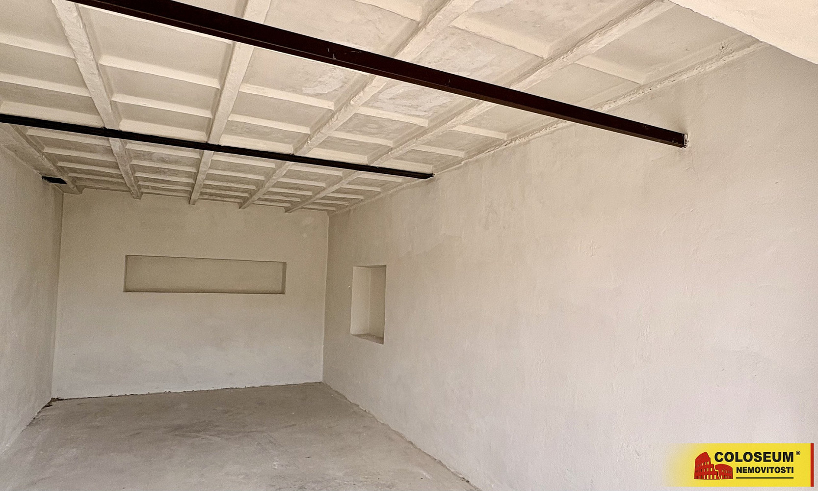 Ivančice - letkovice, garáž 22 m2, řadová, možnost zavedení elektřiny - garáž — photo 5