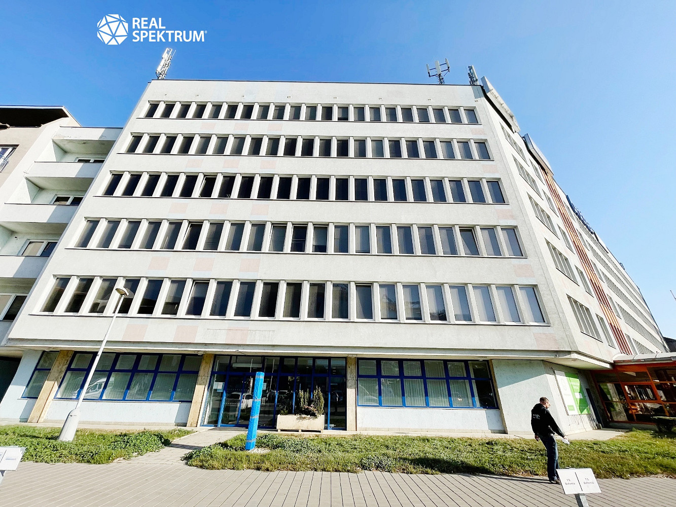 Pronájem kanceláře 470 m²