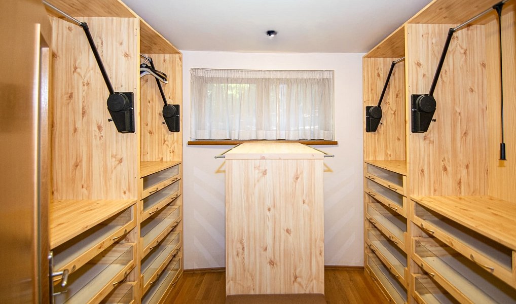 Prodej domu 560 m² s pozemkem 2 497 m², Černošice – náhled fotky 32