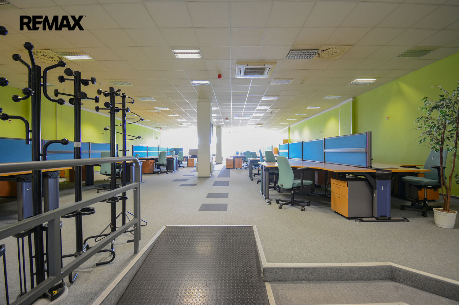 Pronájem kanceláře 321 m² — photo 2