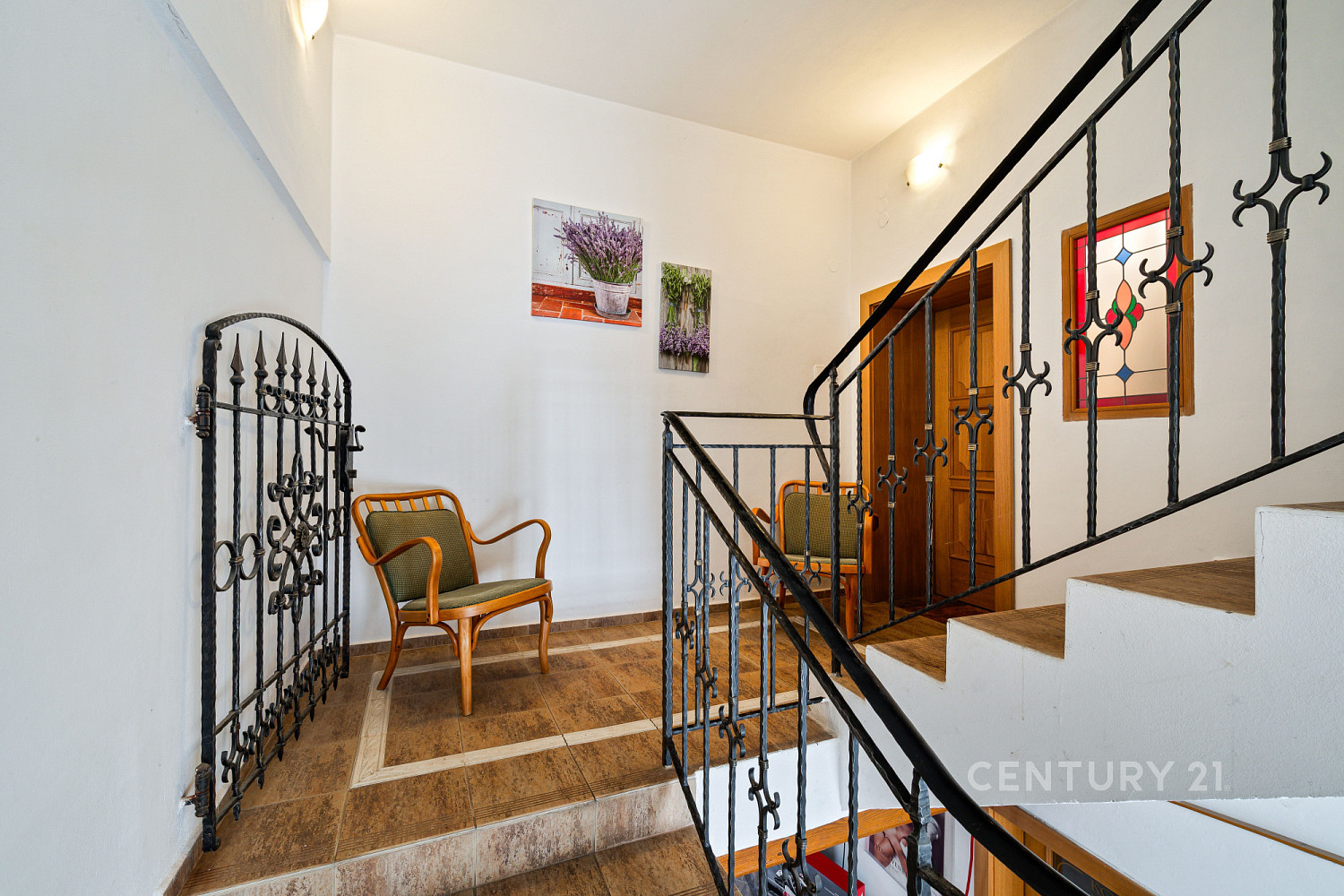Prodej domu 330 m² s pozemkem 329 m² – fotografie 2