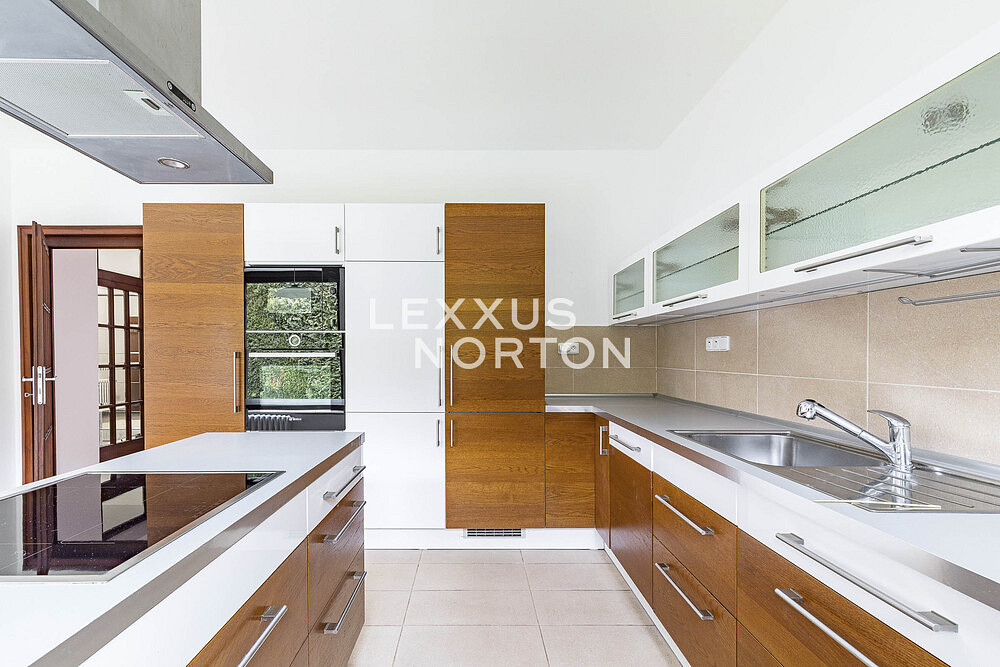 Pronájem domu 417 m² s pozemkem 1 263 m²