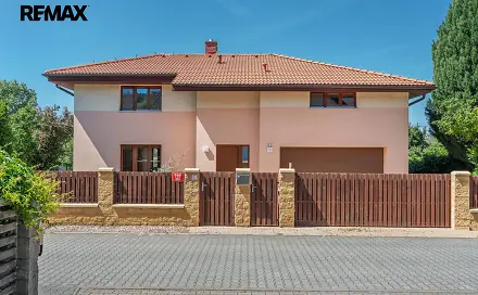 Prodej domu 241 m² s pozemkem 742 m², Průjezdná, Praha 5 - Lipence