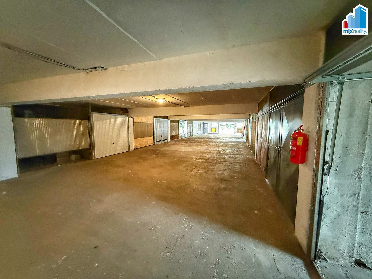 Prodej - garáže 14 m2 v garážovém domě, plzeň ke špitálskému lesu — photo 5