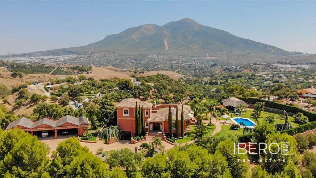 Prodej domu 1 263 m² s pozemkem 13 640 m²