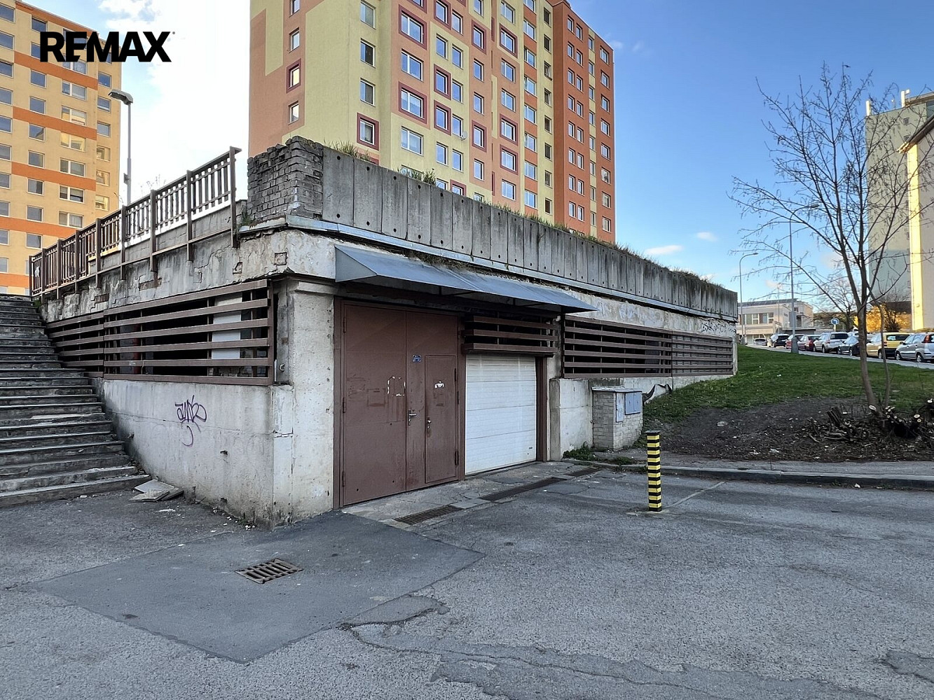 Parkovací stání v kryté garáži Praha 3, ul. Buková (2 200 Kč / měsíc) – fotografie 2
