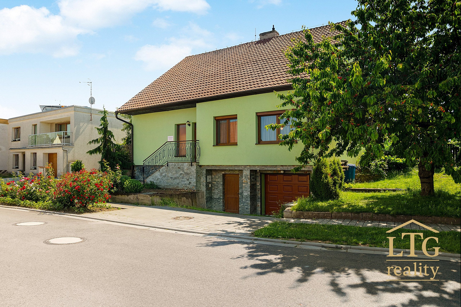 Prodej domu 237 m² s pozemkem 929 m² – fotografie 2