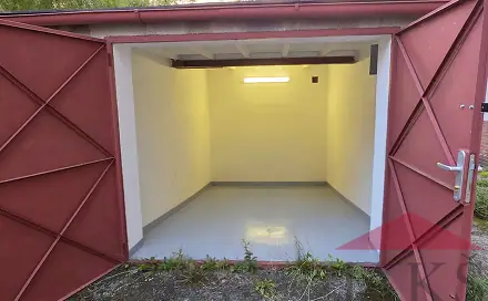 Plzeň - Slovany, ul. Stanko Vodičky schovaná řadová garáž 20 m2 s el., Plzeň