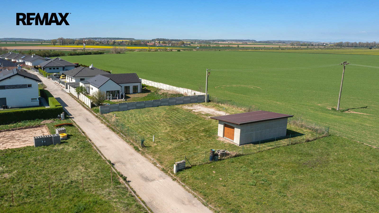 Prodej stavebního pozemku 961 m² – fotografie 2