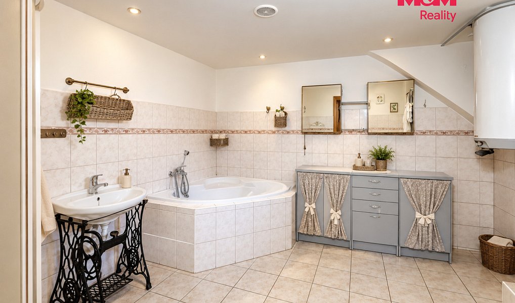 Prodej domu 661 m² s pozemkem 3 842 m², Přešťovice – náhled fotky 2