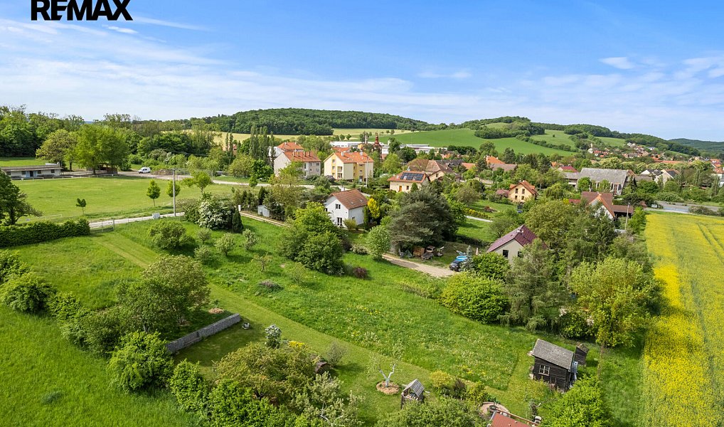 Prodej stavebního pozemku 950 m², Mořina – náhled fotky 5