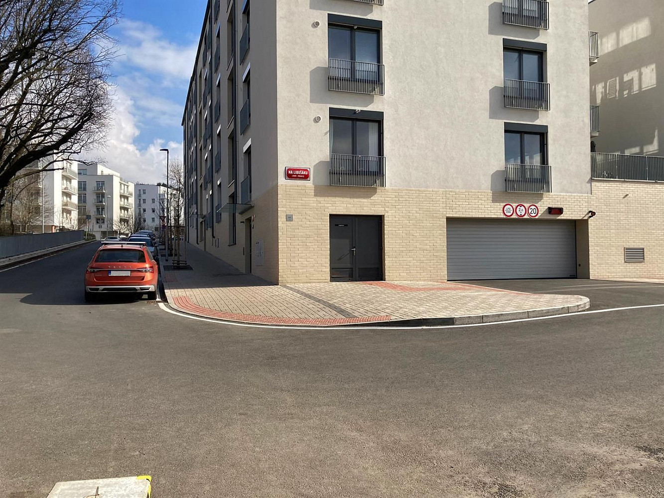 Pronáje garážového stání v ulici františka kadlece, praha libeň