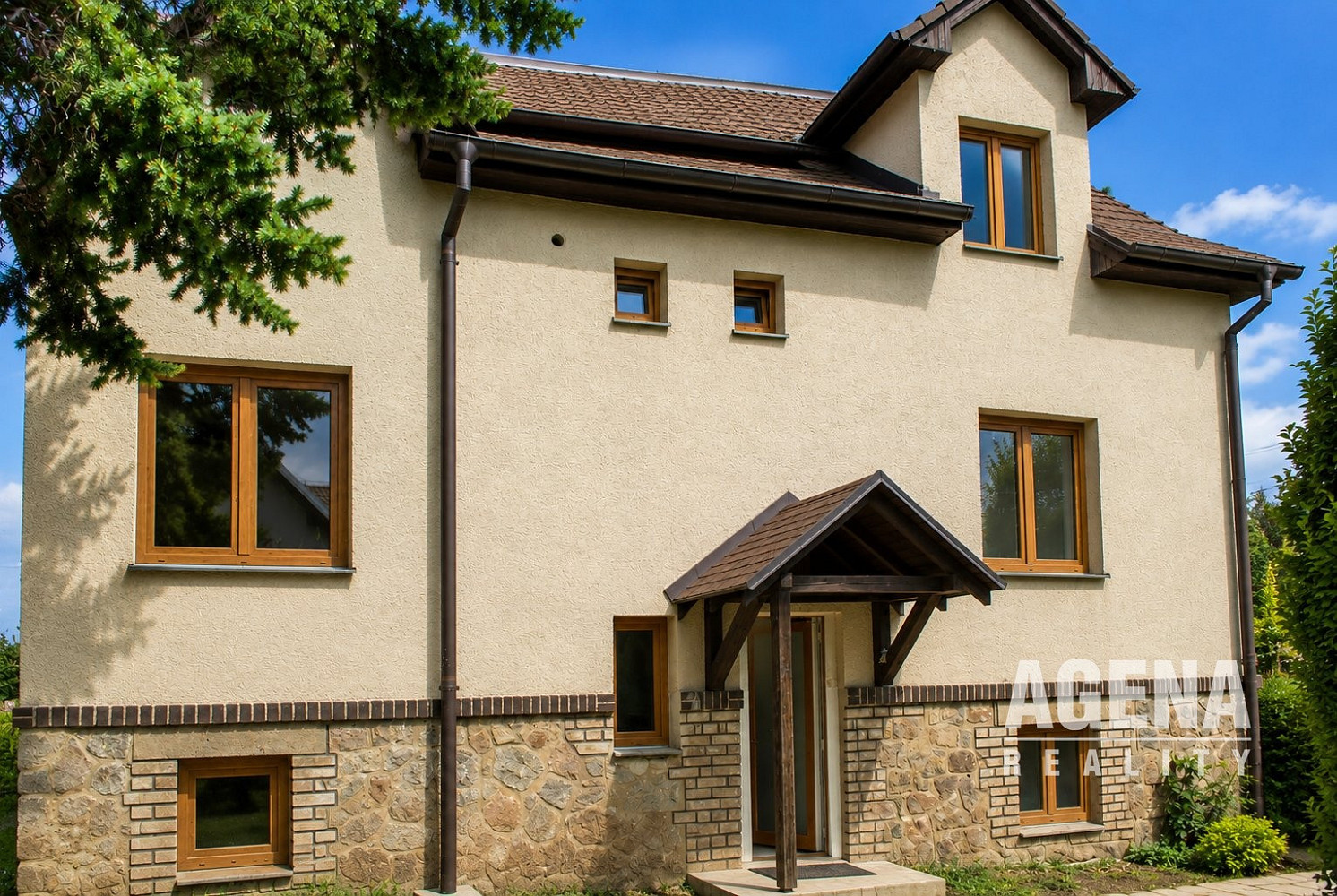 Prodej domu 330 m² s pozemkem 480 m² – další